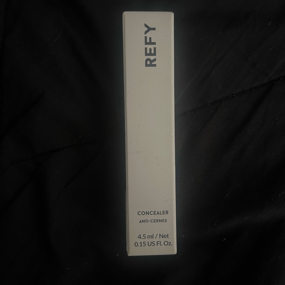 REFY Concealer shade 10 medium with neutral tones